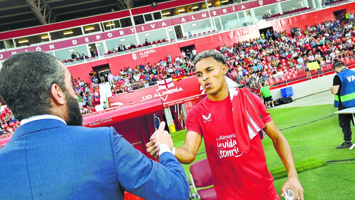 Mohamed El Assy saludando a Lázaro Vinicius en el Mediterráneo.