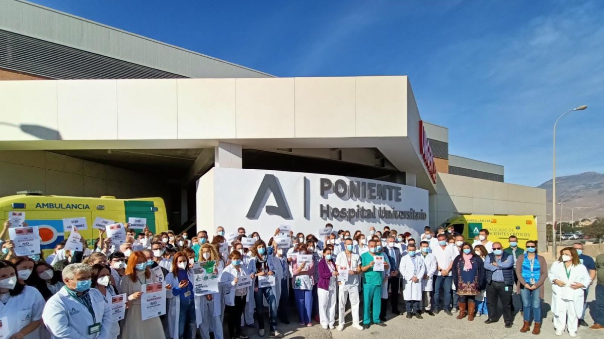 Decenas de personas se han concentrado este miércoles en el hospital ejidense.