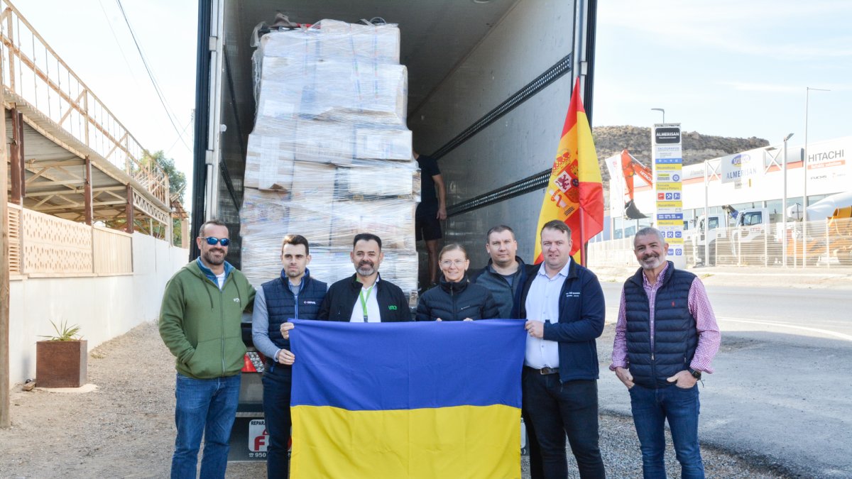 Foto de familia antes de partir el camión desde Almería.