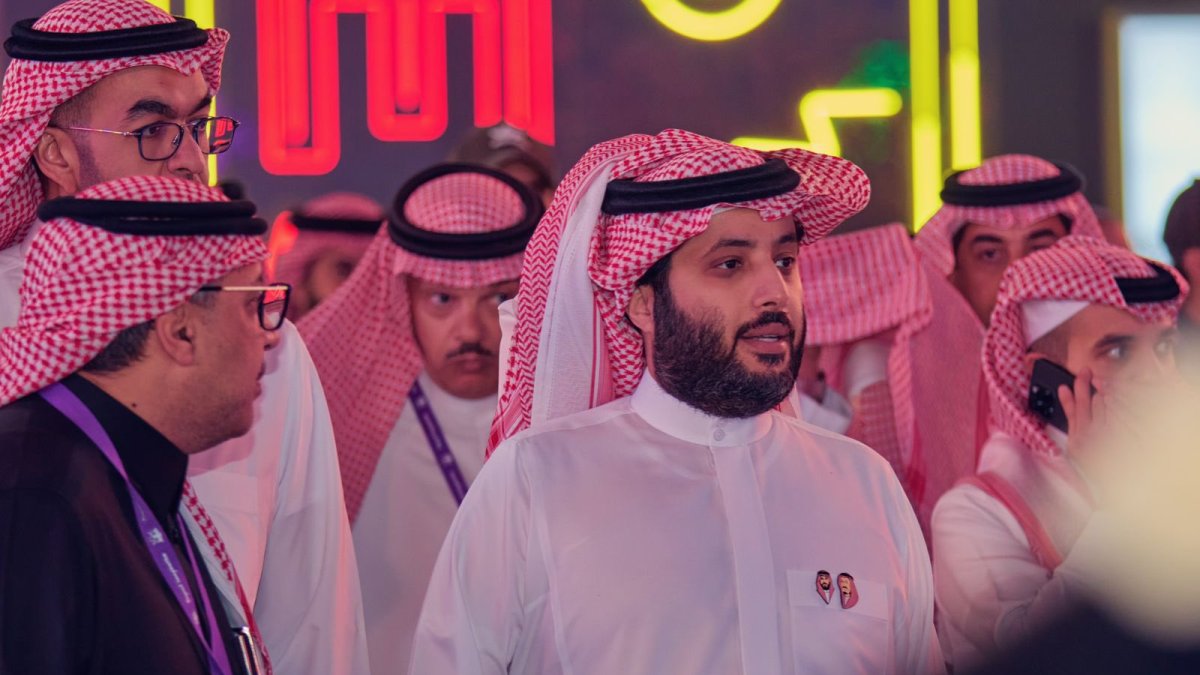 Turki prepara en palacio la cumbre de los fichajes.