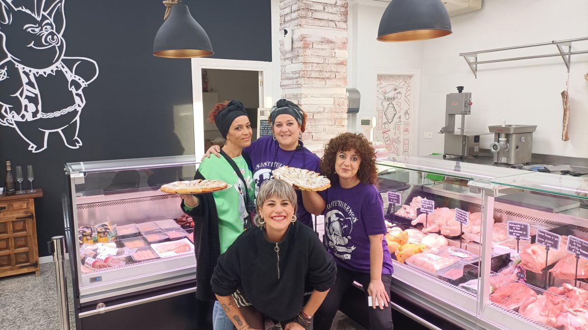 Lucia Sánchez junto a Isa, Cristi y Yola, en el momento de la inauguración.