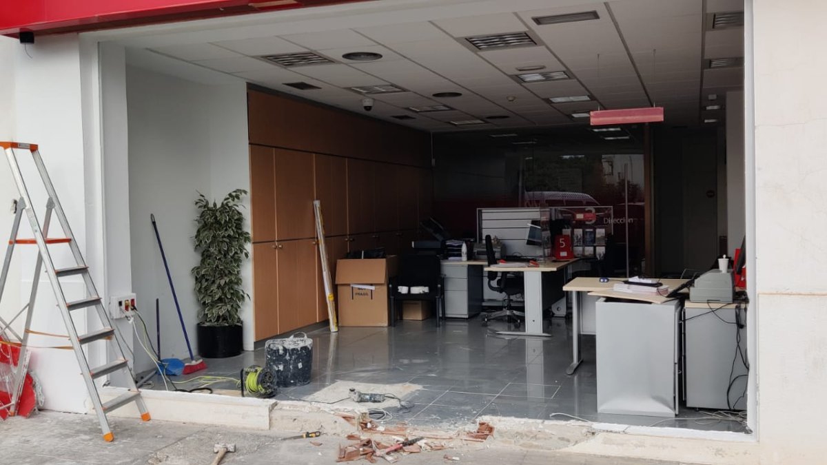 Así ha quedado la fachada del Banco Santander de Mojácar Playa.