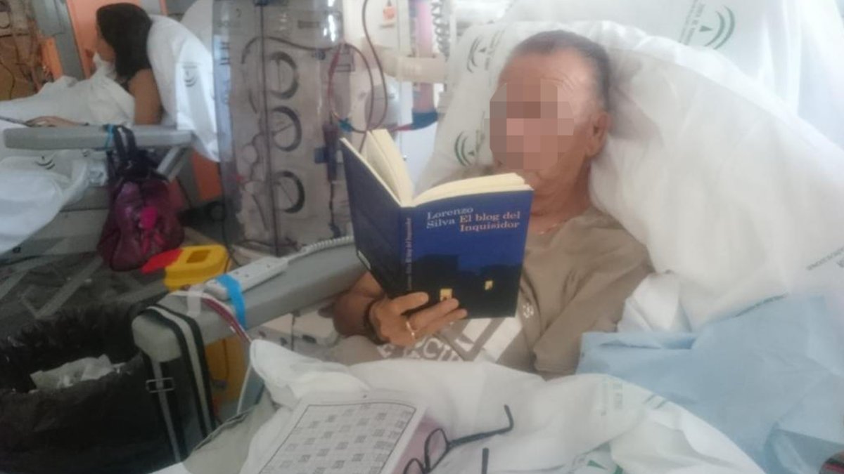 Un lector en la sala de diálisis de Torrecárdenas.