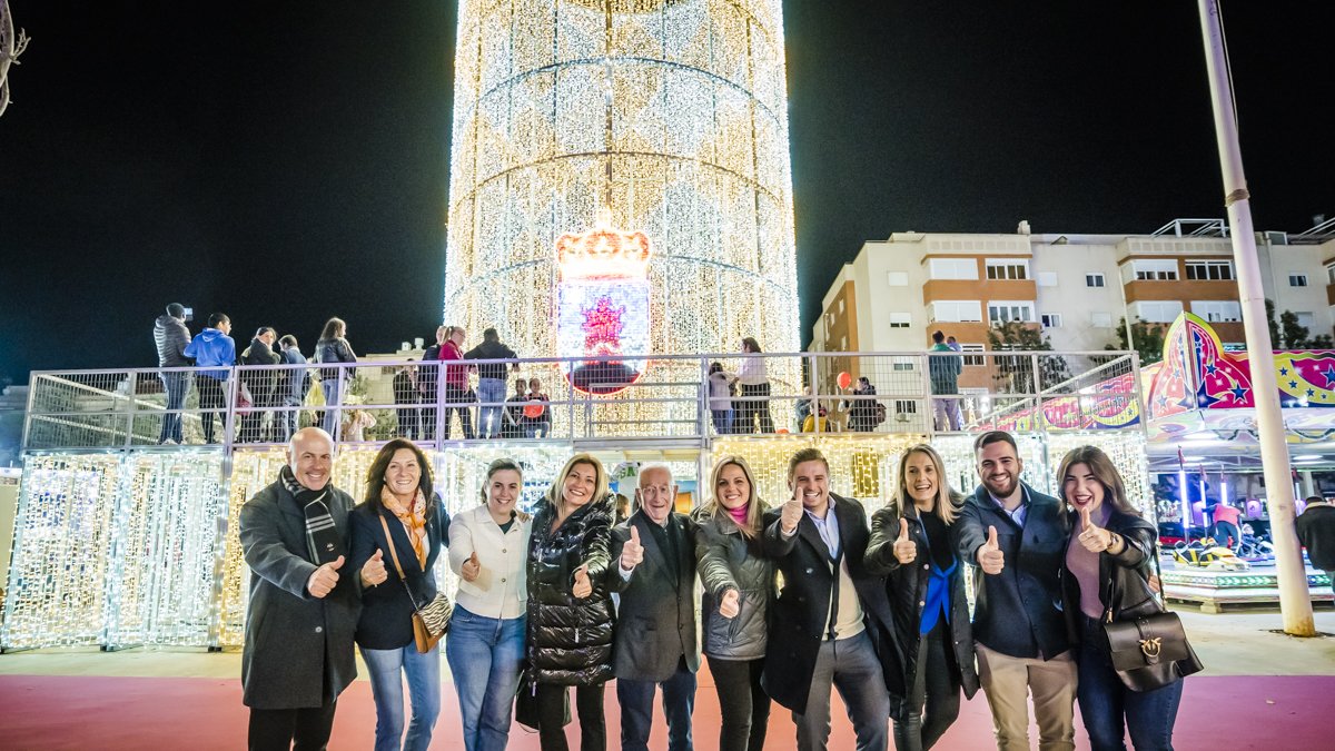 Alcalde y concejales durante el encendido oficial de las luces de Navidad.