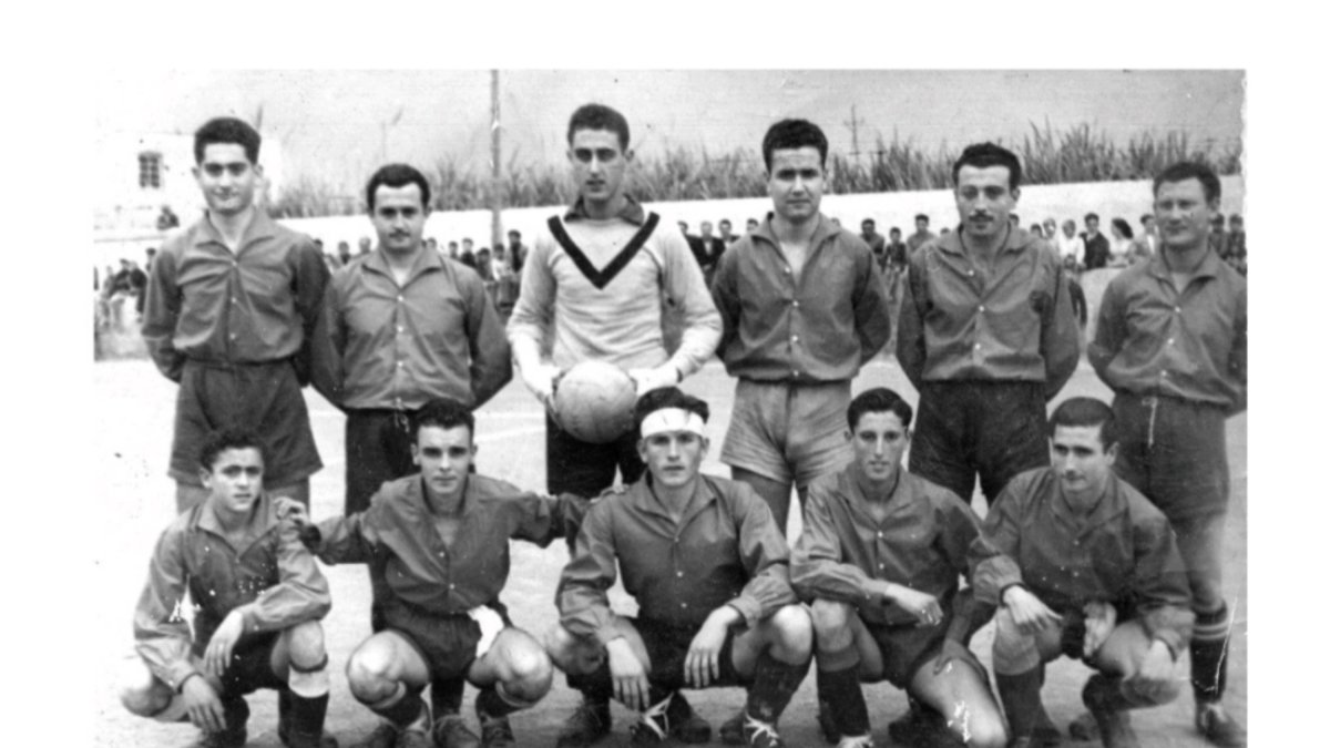 El Trafalgar CF de los años 50. \'Migolotillo\', agachado en medio con su inconfundible pañuelo en la cabeza.