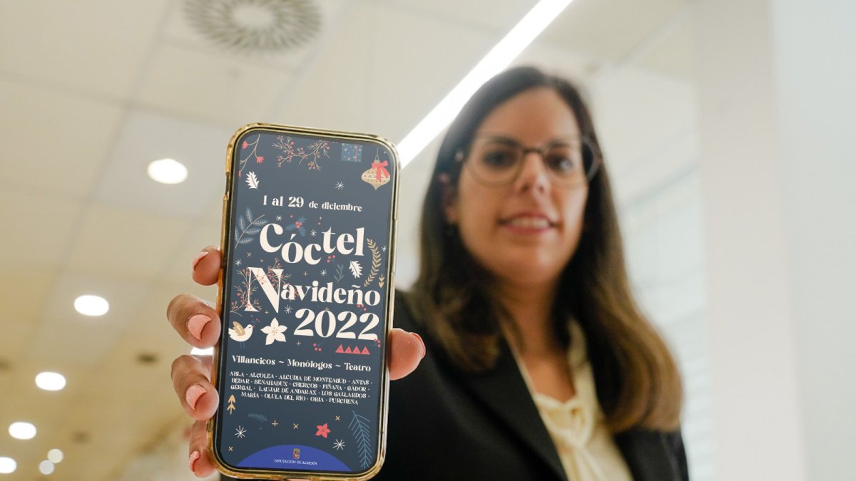 La diputada provincial de Cultura y Cine, Almudena Morales, con el cartel de la programación navideña en la provincia.