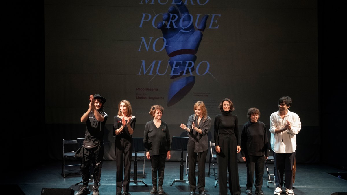 Ana Belén, Gloria Muñoz, Natalie Poza, Aitana Sánchez-Gijón y Julieta Serrano con Paco Bezerra y Matías Umpierrez. FOTO: CRISTINA GARCÍA ZARZA