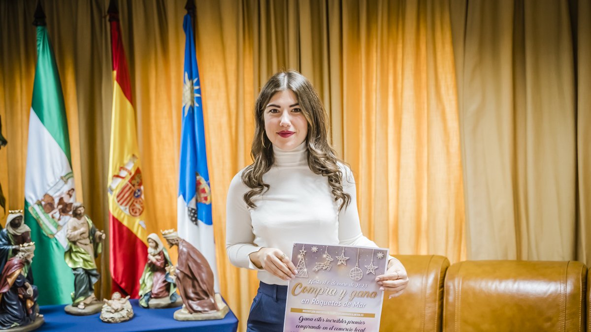 La concejal, Amalia López, junto al cartel de la campaña.