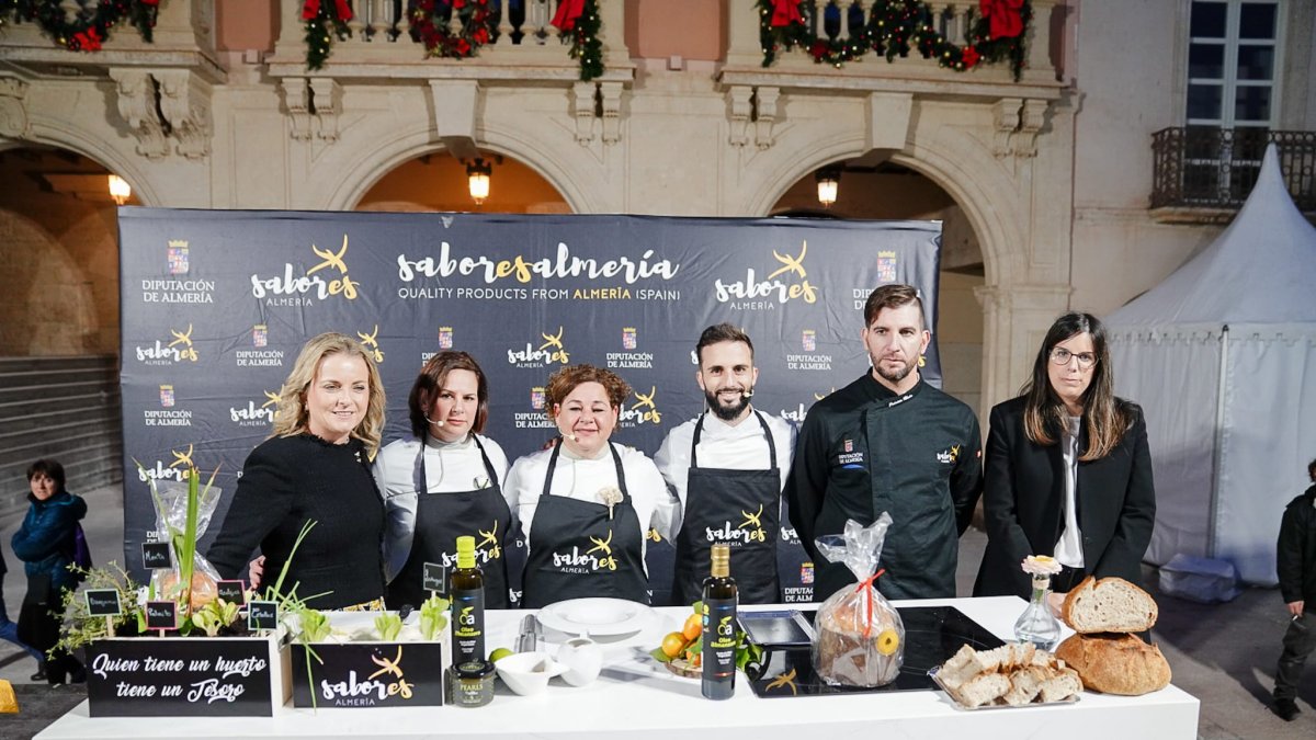 La IX edición de la Feria de Productos Agroalimentarios ‘Sabores Almería’ del puente de diciembre está llenando de público la Plaza Vieja de