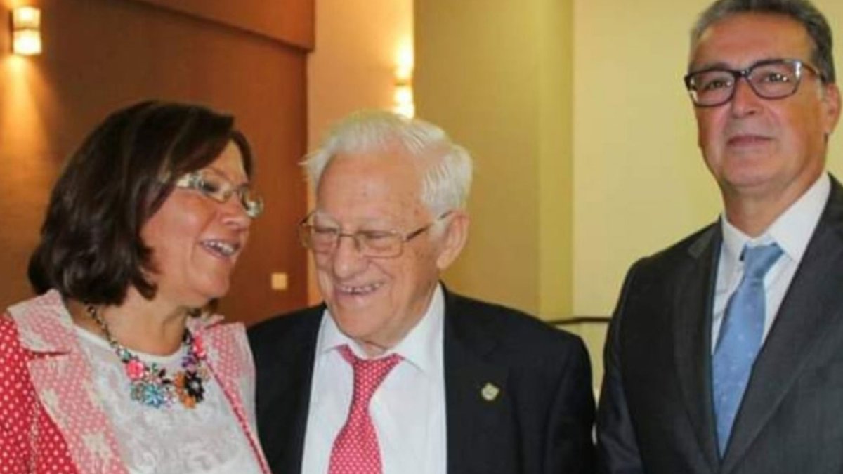 El Padre Ángel, en el centro, presidente de Mensajeros de la Paz.