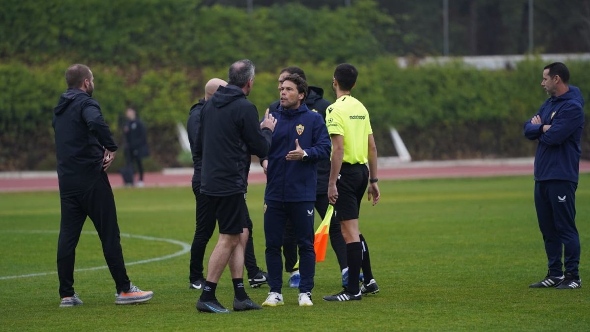 Vaya cara se le quedó al entrenador del Almería.