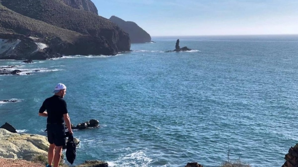 Un senderista por la zona de Cala Arena. (FOTO: Francisco Morales)