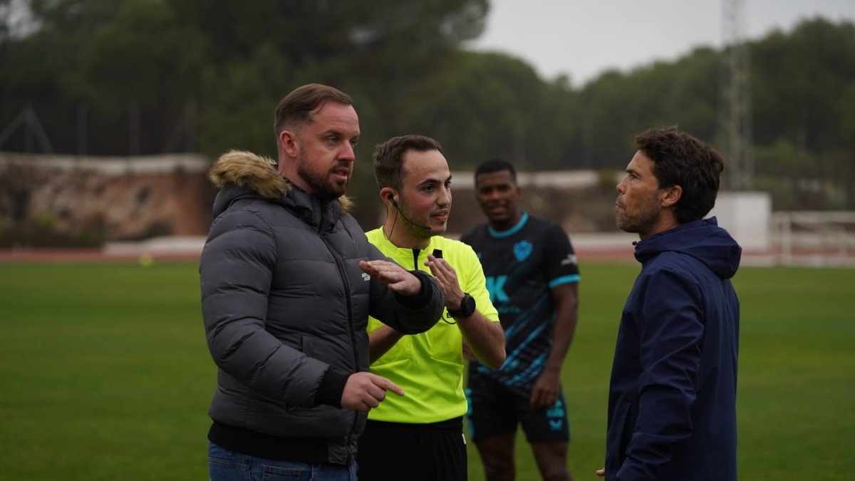 Rubi charlando con Robbie Neilson, entrenador del Heart.