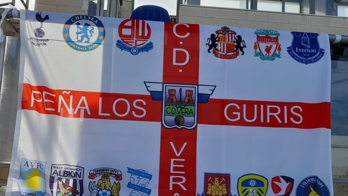 Bandera de la nueva peña creada en Vera.