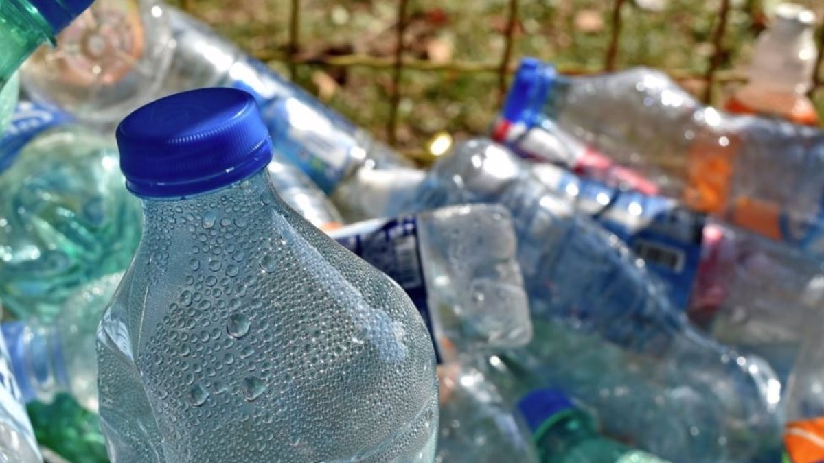 Botellas de plástico.