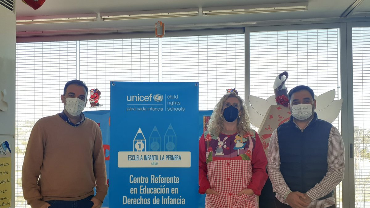El alcalde y el concejal de Cultura han visitado el Centro de educación Infantil.