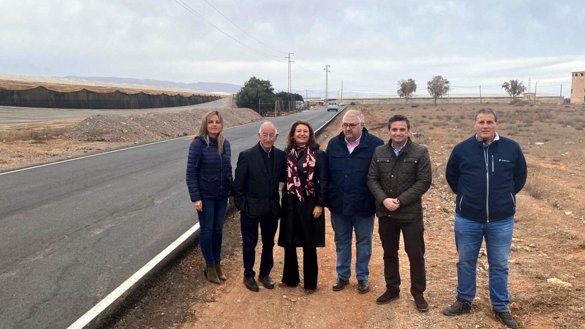 Autoridades políticas en el camino rural del Solanillo a Solera de Roquetas de Mar.