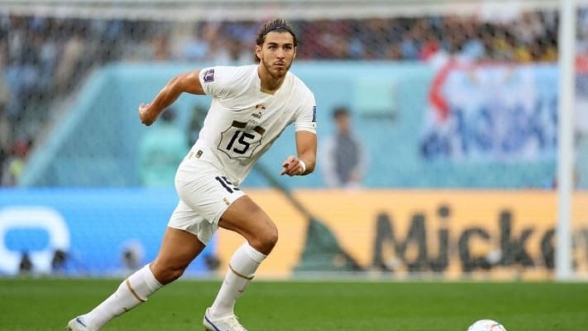 El central Babic con Serbia en el Mundial de Qatar.