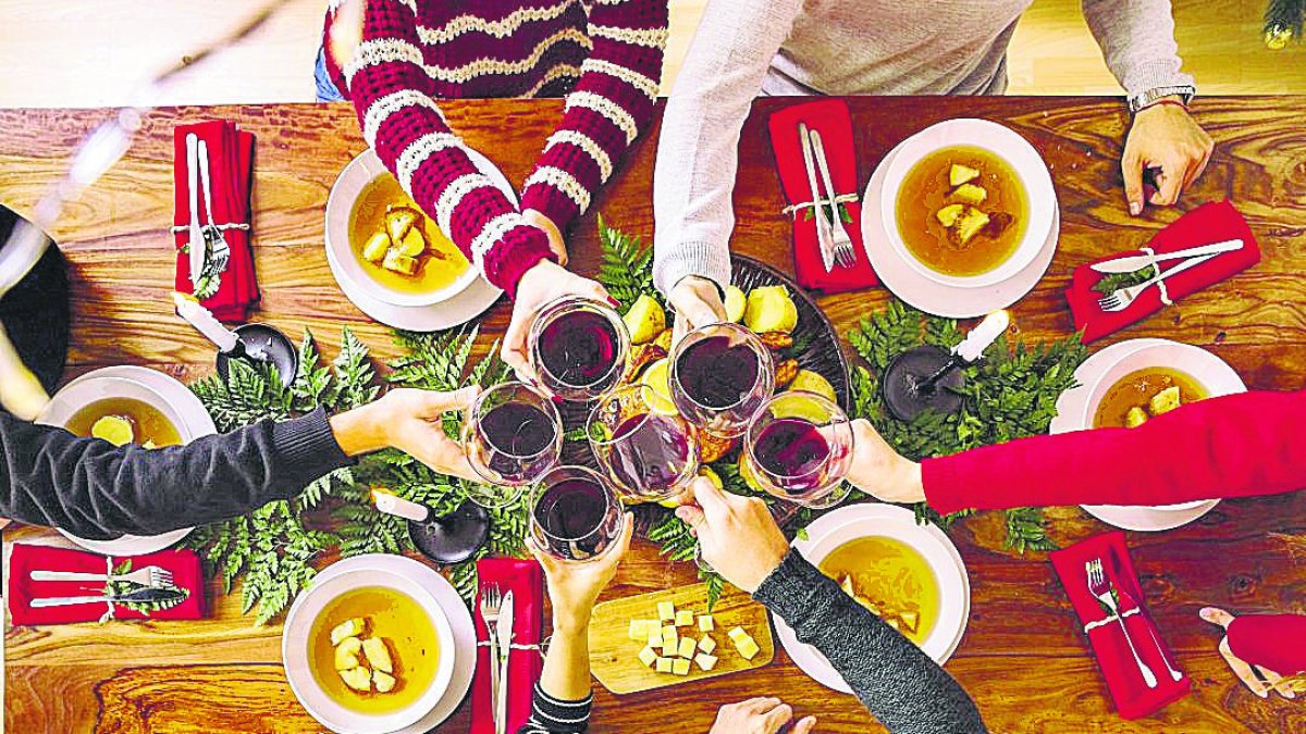 Los almerienses no renuncian a la clásica comida o cena prenavideña, aún con presupuestos más bajos.