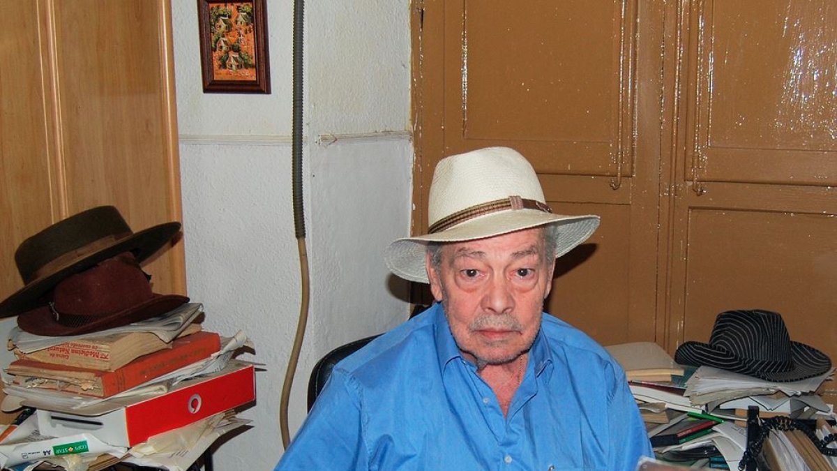 Cristóbal Esteban en su despacho de la calle Emilio Ferrera.