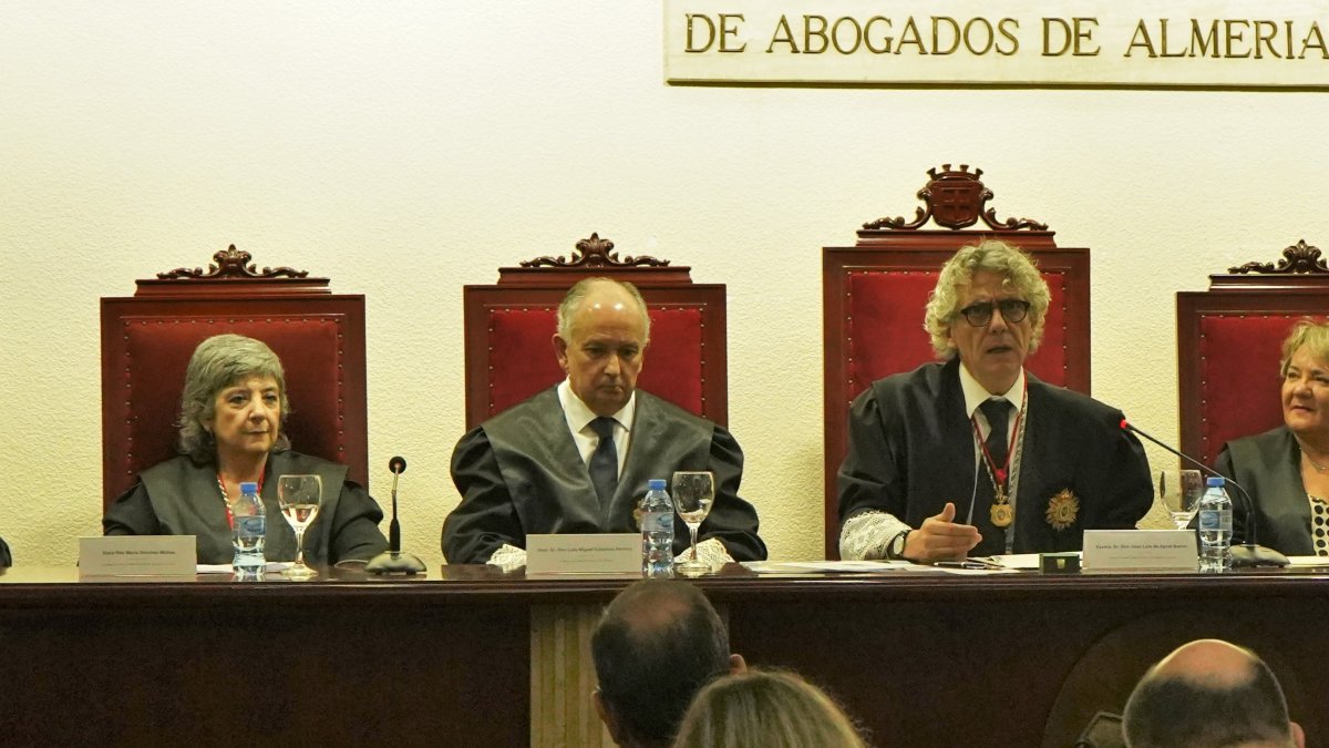 Rita María Sánchez, el magistrado Luis Columna y Juan Luis de Aynat