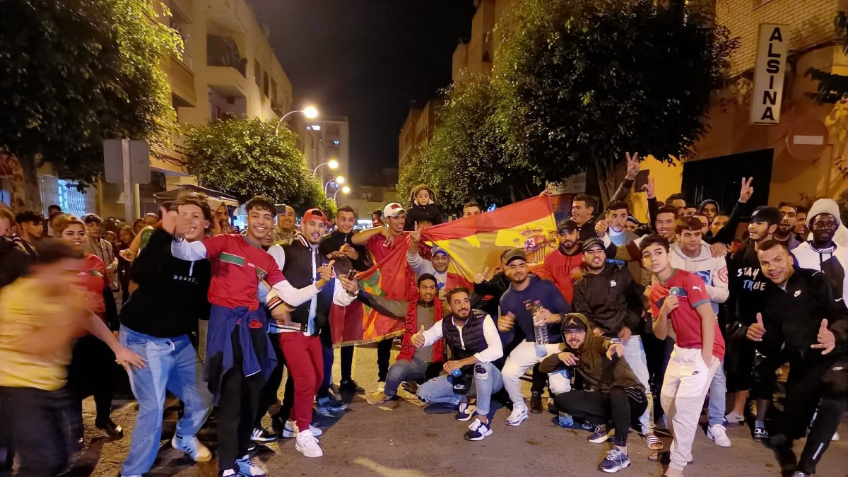 Aficionados marroquíes festejando su pase a cuartos en El Ejido, con las banderas de Marruecos y España.