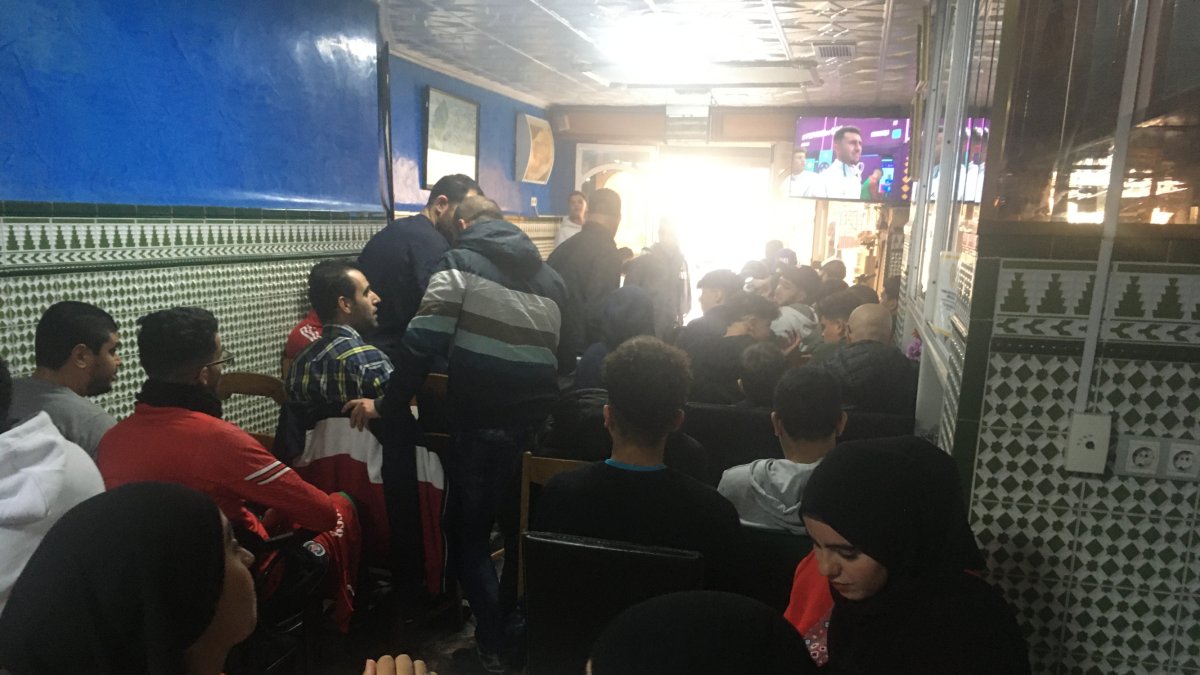 Ambiente durante el partido en el restaurante Miloud de la calle Real que se llenó de aficionados marroquíes con solo un seguidor ibérico.
