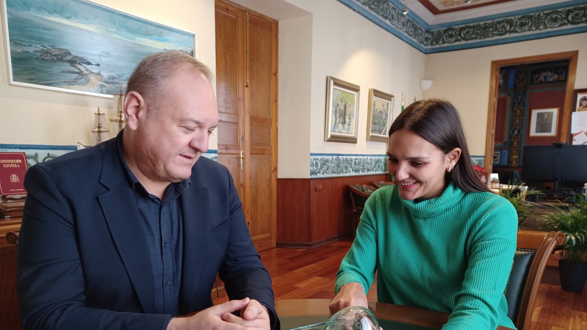 El alcalde y la edil cuevana con el reconocimiento recibido.