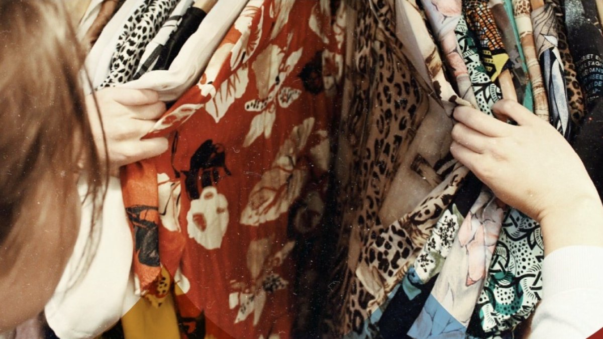 Detalle del cartel promocional del mercado circular de ropa de La Guajira.