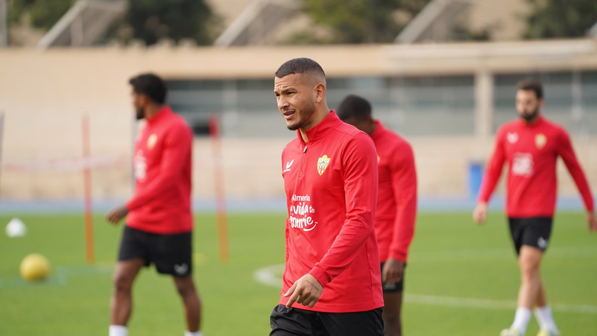 Concentrado en su primera sesión con el Almería.