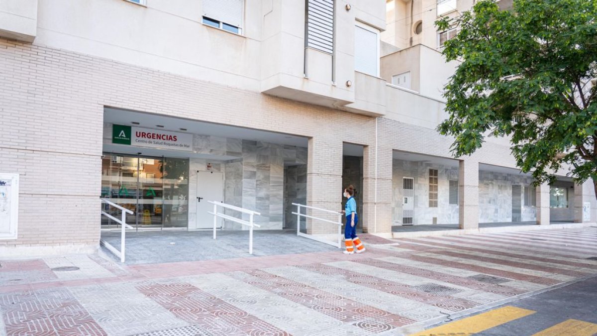 La agresión se produjo en un centro de urgencias de Roquetas Norte.