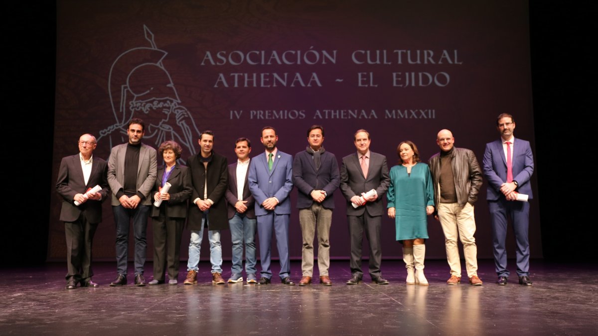 Foto de familia de los premiados y participantes en los IV Premios Athenaa.