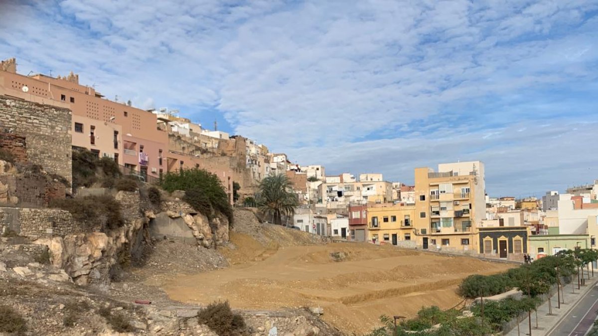 Trabajos en marcha a los pies del cerro para un aparcamiento provisional