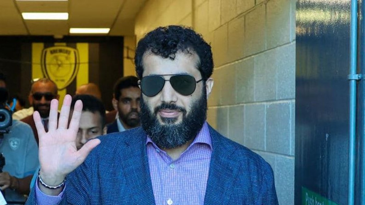 Turki saluda a su Almería en Arabia.