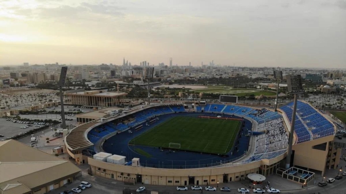 Vista general del Estadio donde jugará el Almería con Riad al fondo.