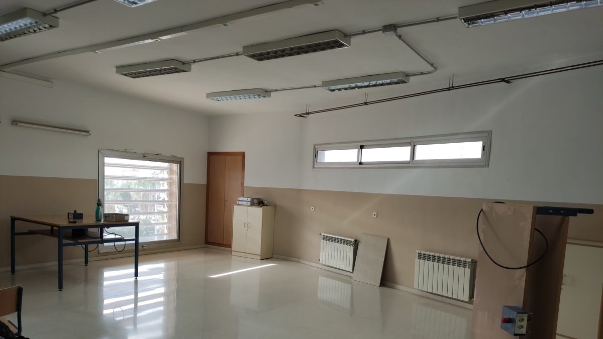 Una de las aulas del curso de robótica del IES Alhamilla, sin ningún equipo disponible.