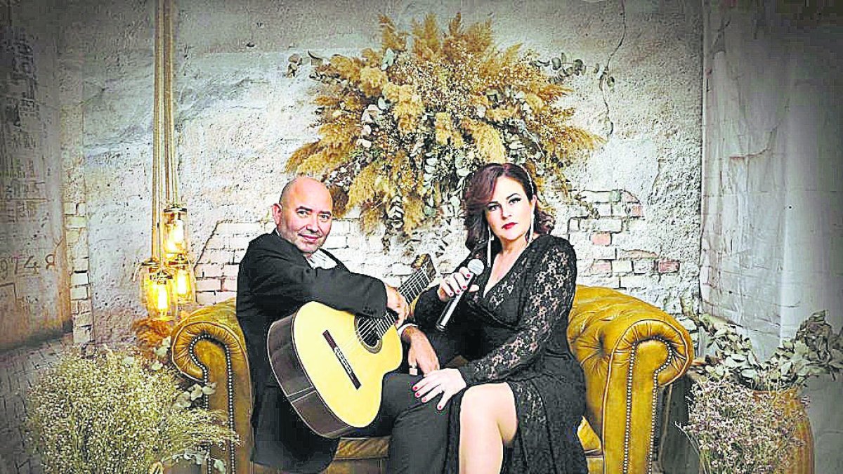 El guitarrista Enrique Durán y la cantante María Gómez.