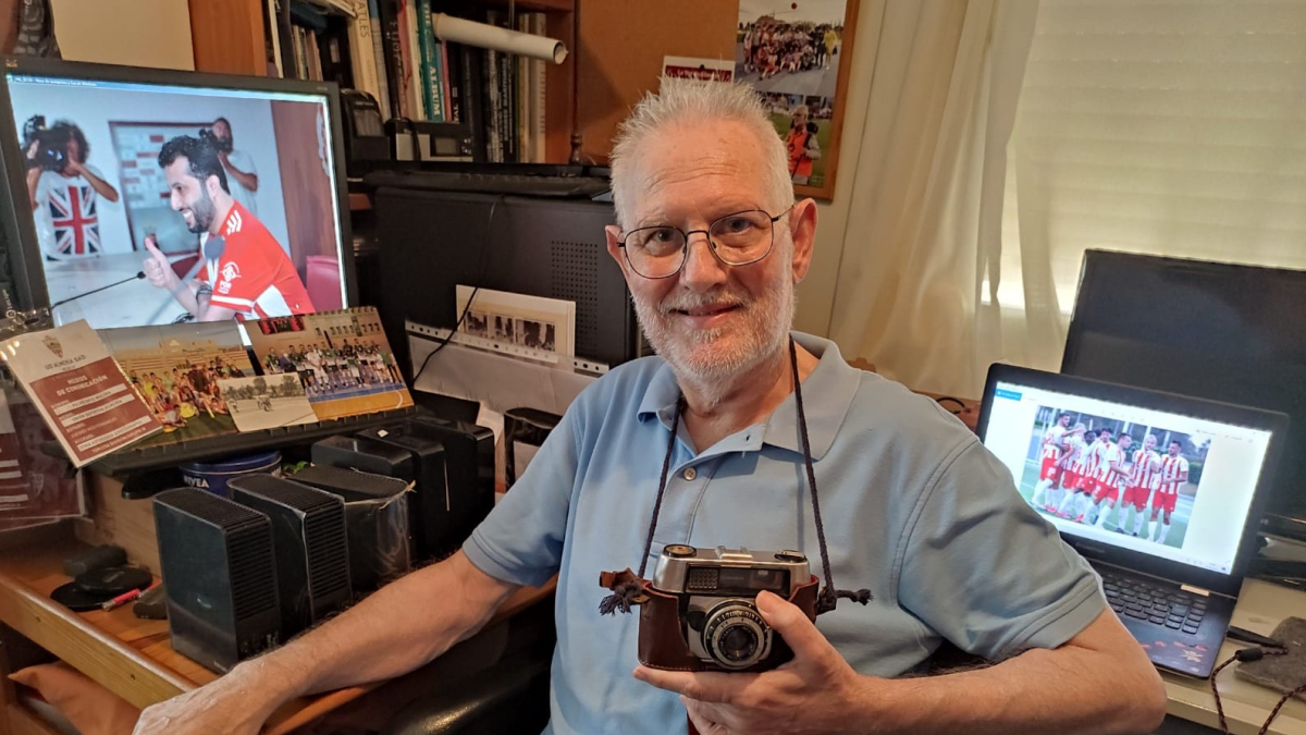 Felipe Ortiz en el museo de la fotografía que tiene en casa.