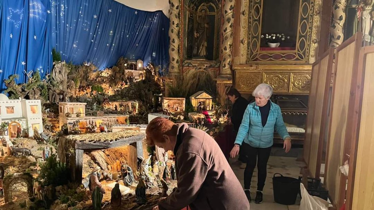 Vecinas de Laujar dando los últimos retoques al Belén.
