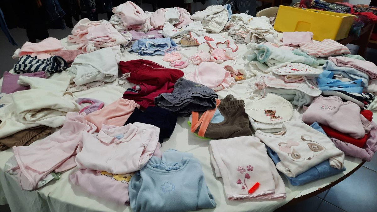 Una de las mesas con muestras en este banco de ropa en Rioja.