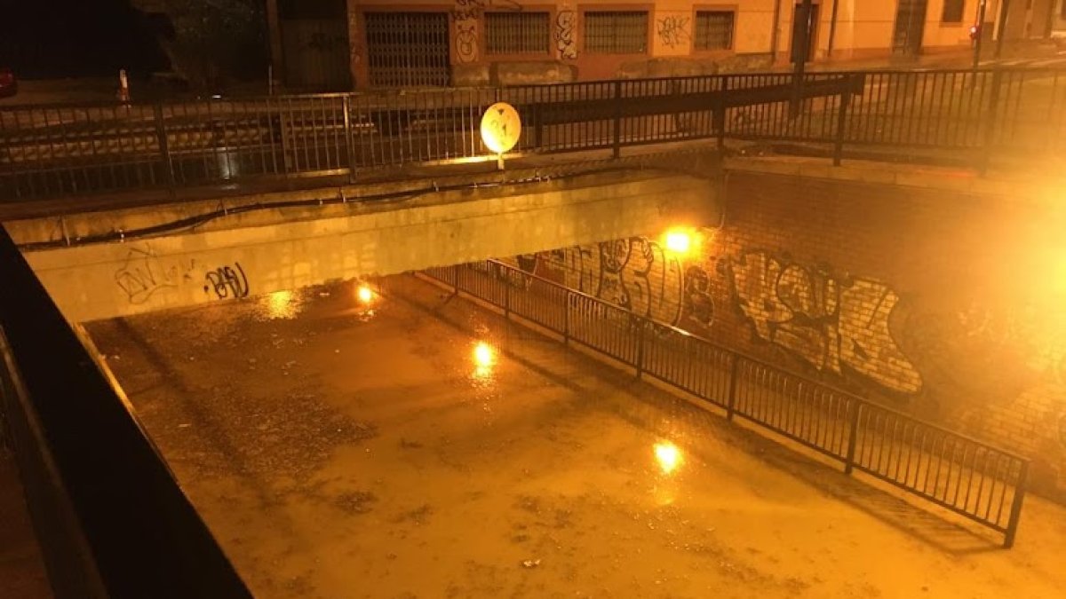 Imagen de archivo del paso de La Goleta inundado por las lluvias.