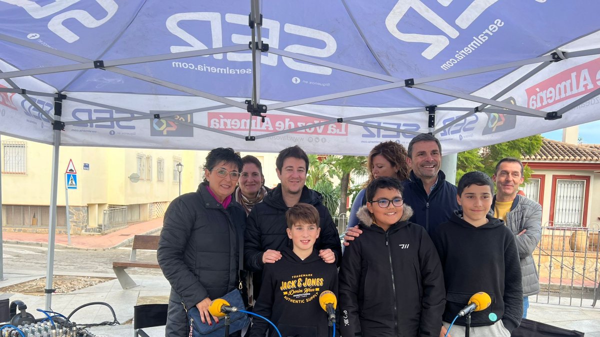 El programa contó con estudiantes del colegio Juan XIII, en la imagen junto con autoridades municipales y el presentador del ‘Hoy por Hoy Levante