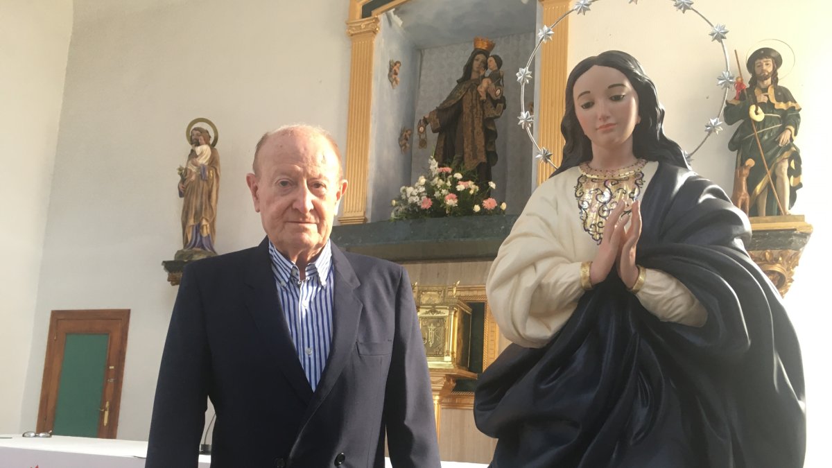 El restaurador Javier Arcos junto a la imagen mariana, en el templo de San Roque.