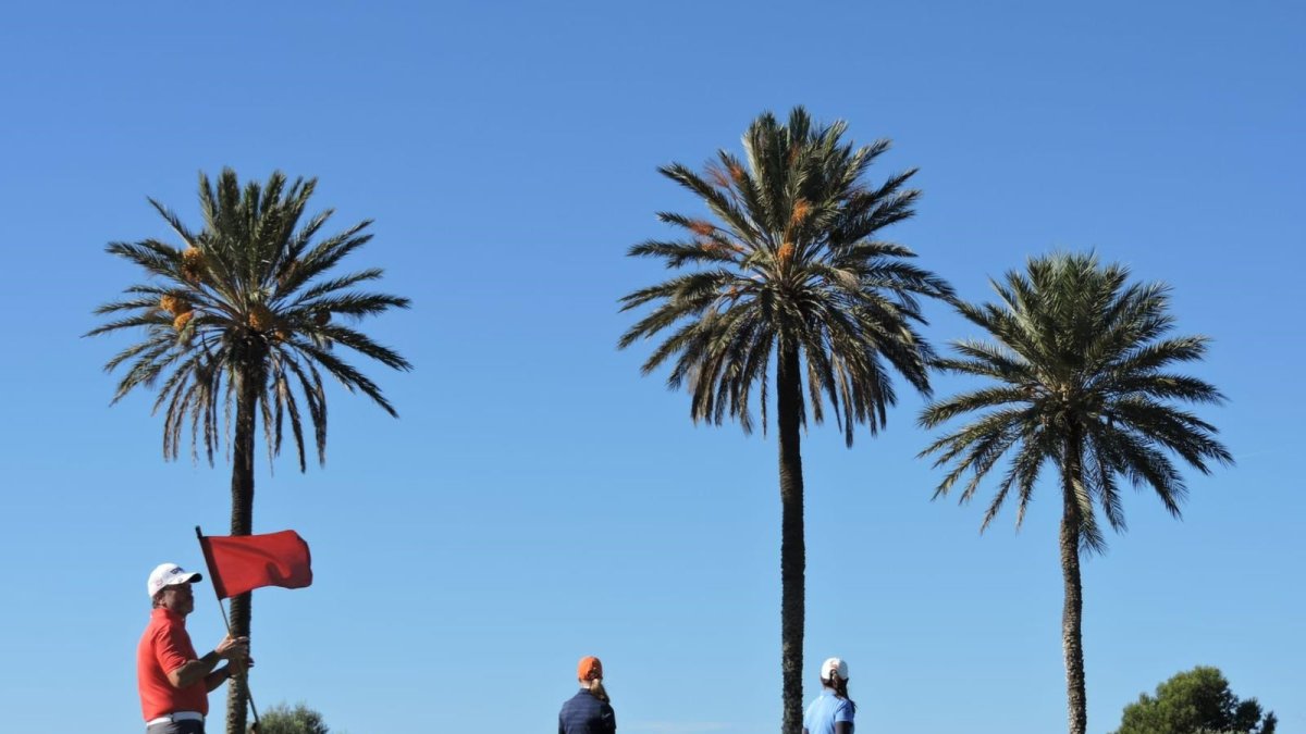 Un grupo de aficionados juega al golf en el campo de El Toyo.