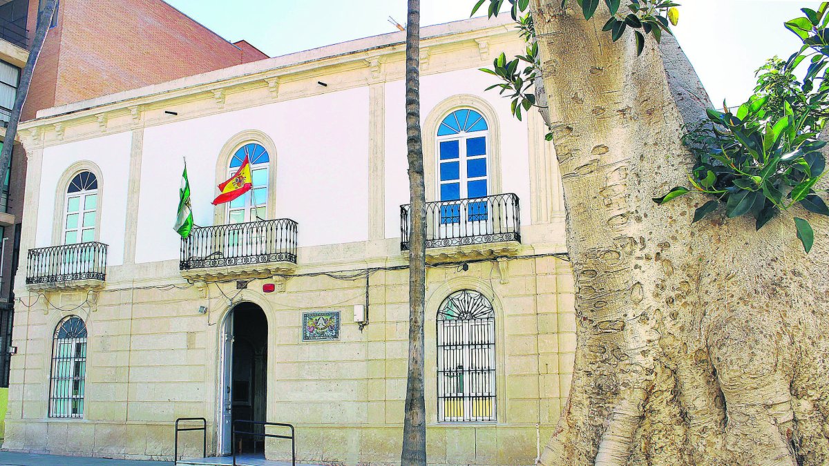El edificio funciona actualmente convertido en una escuela infantil. En la puerta destaca un enorme ficus.