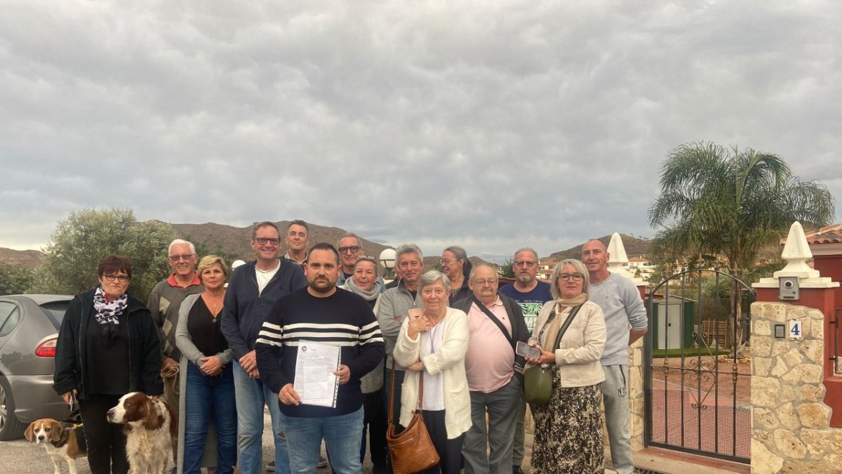 David Prados junto a algunos de los vecinos de Limaria.