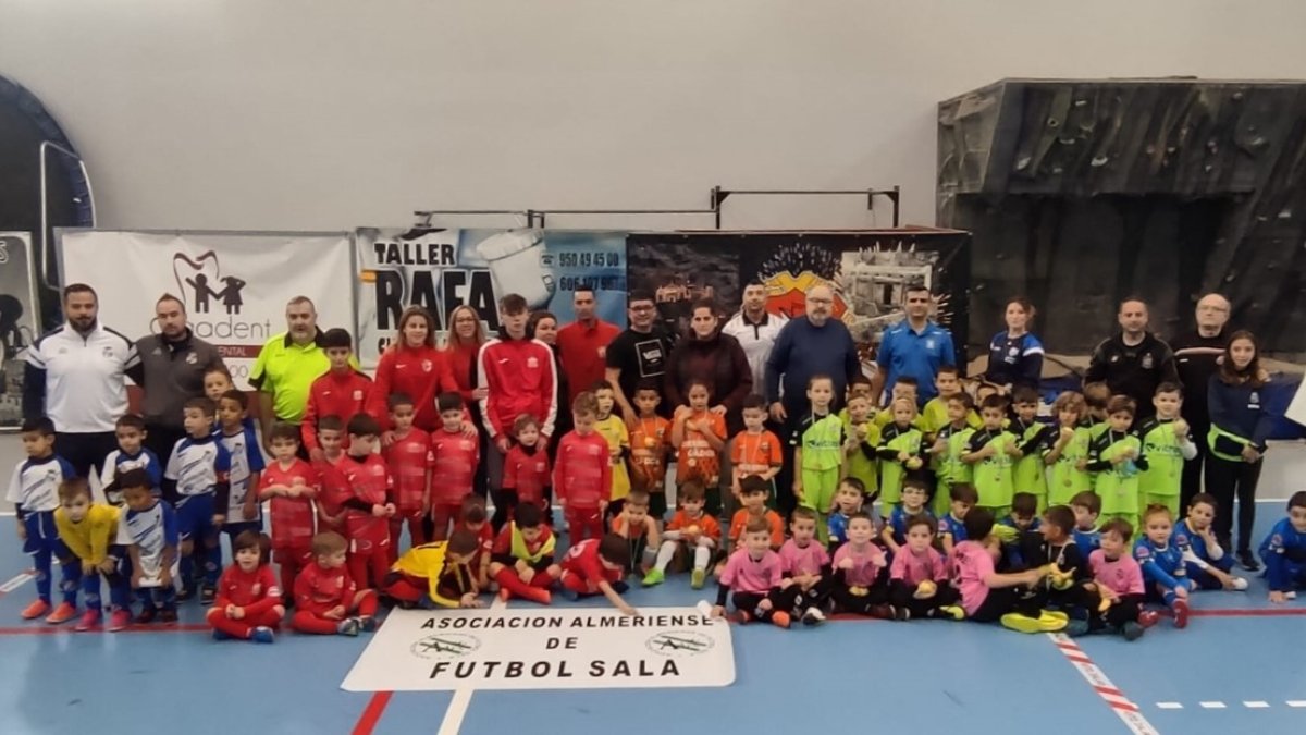 Los protagonistas de la concentración posan en el centro de la pista.