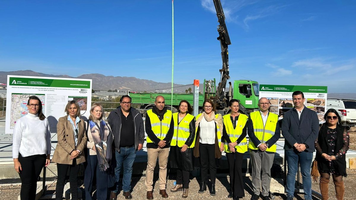 La consejera Carmen Crespo, ha visitado junto a la alcaldesa de Níjar, Esperanza Pérez, las obras de concentración de vertidos.