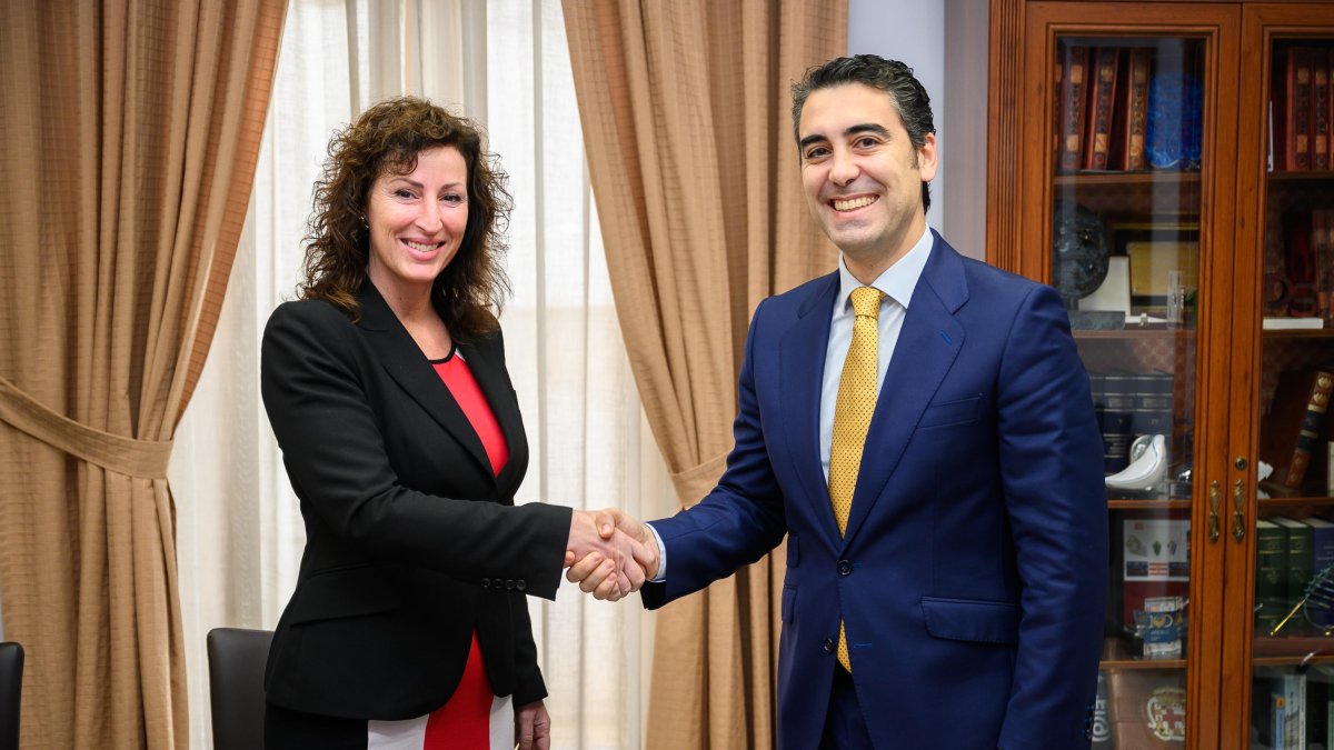 María del Mar Vázquez y Joaquín Pérez de la Blanca tras firmar el acuerdo