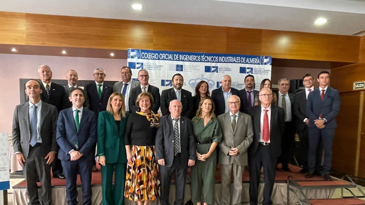 Autoridades y Junta de Gobierno de COGITIAL en la tradicional fotografía de familia.